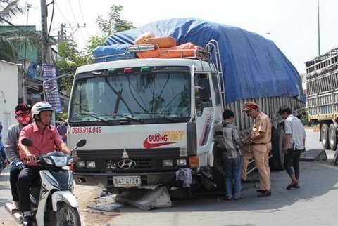 Hy hữu: Xe tải đang chạy, văng cả 2 bánh trước