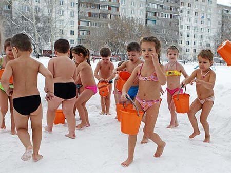 Trường cho trẻ 2 tuổi tắm nước lạnh trong tuyết