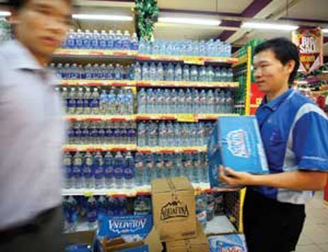DN ngoại làm chủ nước uống đóng chai