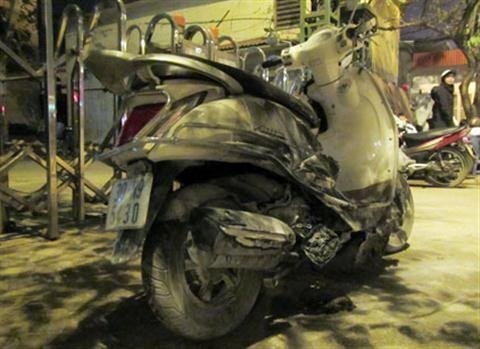 Hà Nội: Xe máy bốc cháy giữa phố