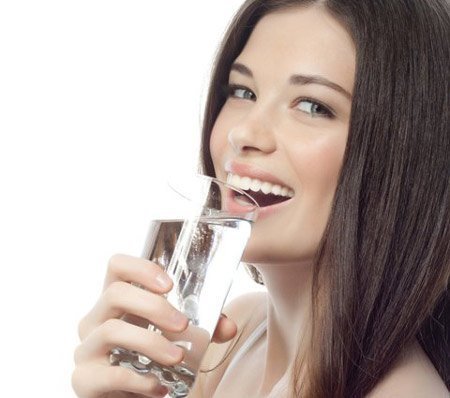 Lọc sạch cơ thể bằng nước khoáng thiên nhiên mỗi sáng
