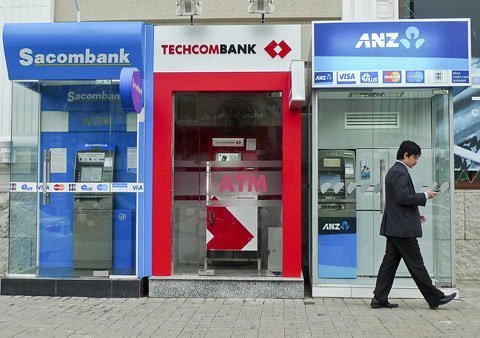 Rút tiền ATM nội mạng sẽ bị thu phí