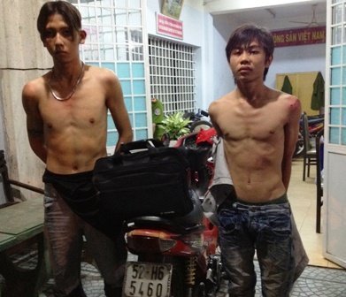 Cảnh sát nổ súng bắt 2 tên cướp nhí trên phố