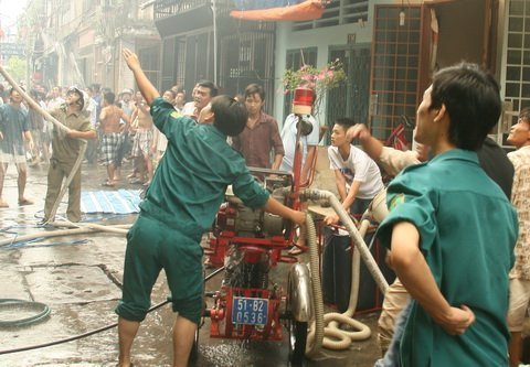 Chữa cháy nghiệp dư cứu cả khu dân cư