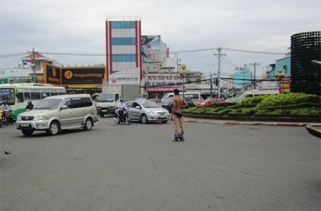 Khỏa thân giữa phố, giao thông hỗn loạn