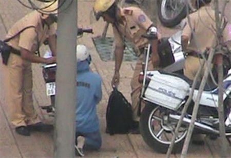 Hình ảnh cô gái quỳ van xin… CSGT