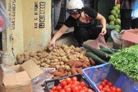 Sắp Tết, thực phẩm thi nhau đội giá