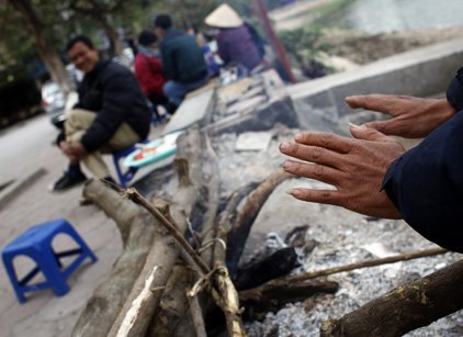 Hà Nội: Co ro đốt lửa ven đường sưởi ấm