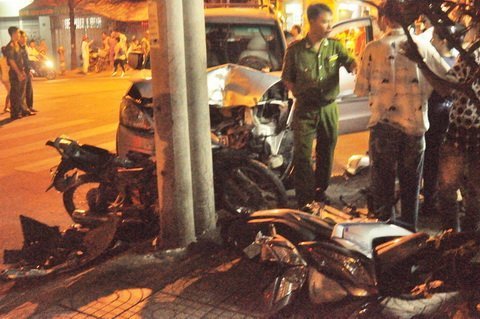 TPHCM: Bé trai tử nạn dưới gầm xe trong đêm cuối năm