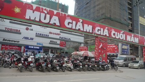 Đường phố vắng vẻ, siêu thị đông nghẹt