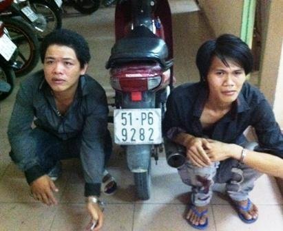 CSGT bắt 2 tên cướp táo tợn trên phố