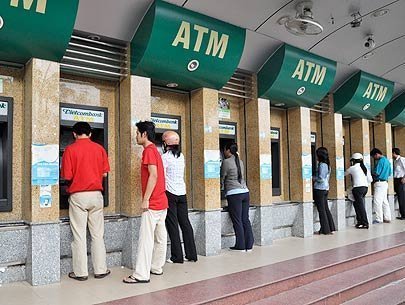 ATM gánh đủ thứ phí
