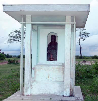 Lạ lùng pho tượng quý 500 tuổi giữa cánh đồng