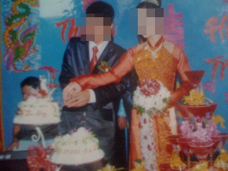 Bỏ trốn đêm tân hôn vì phát hiện chồng có con với gái mại dâm