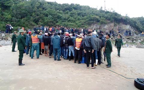 Đang trục vớt tàu cá có 14 ngư dân bị chìm