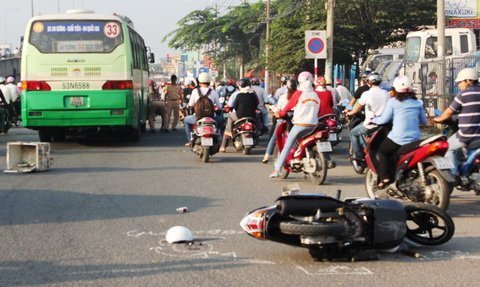 Thiếu nữ trọng thương nghi vướng vào xe buýt