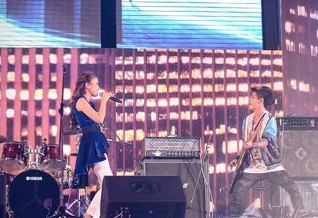 Tiêu Châu Như Quỳnh cuồng nhiệt hát rock chào năm mới