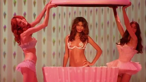 Nội y nóng bỏng cho cô dâu trong ngày cưới