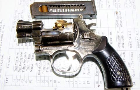 Mang súng vào quán karaoke