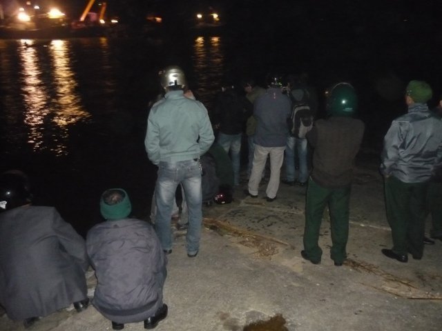 Trắng đêm tìm kiếm nạn nhân trên tàu chìm