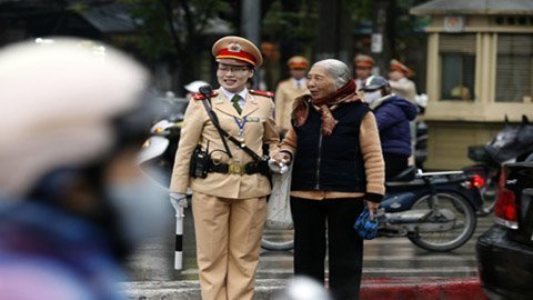 Nữ CSGT xinh đẹp xuống phố