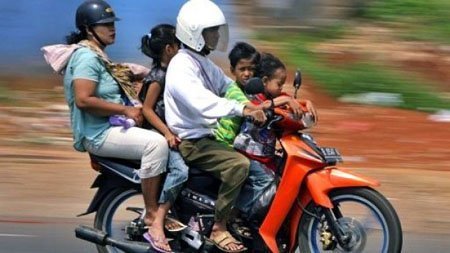 Cấm phụ nữ dạng chân khi ngồi sau xe máy