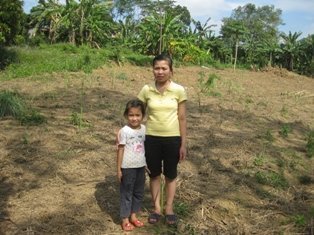 Bị bố mẹ bỏ rơi, hai chị em không nhà, không nơi nương tựa