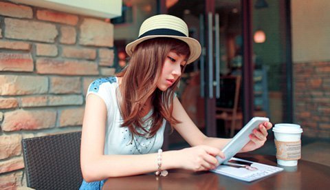 Thiếu nữ xinh như búp bê bên eBook