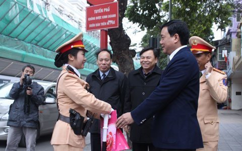 Bộ trưởng Thăng thăm các 'bóng hồng' CSGT
