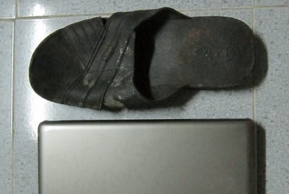 Đổ xô đi đánh đề vì chiếc dép 'khủng'