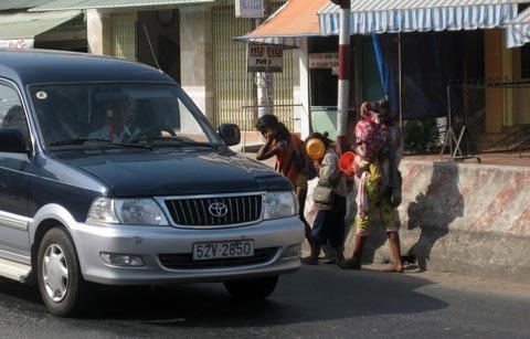 Hãi cảnh trẻ chặn ôtô xin tiền trên quốc lộ 1A