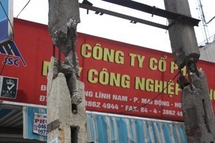 Hai cây cột điện bị 