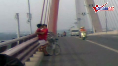 Cặp đôi hồn nhiên 'khóa môi' trên cầu Cần Thơ