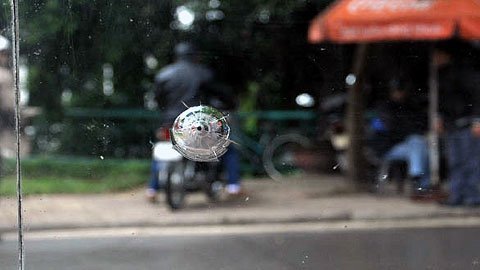 Nhà thơ Hoàng Nhuận Cầm bị bắn súng uy hiếp?