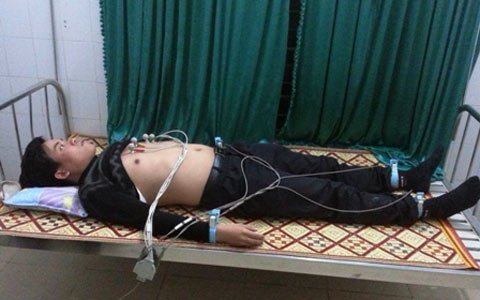 Xông thẳng vào trụ sở hải quan đánh cán bộ