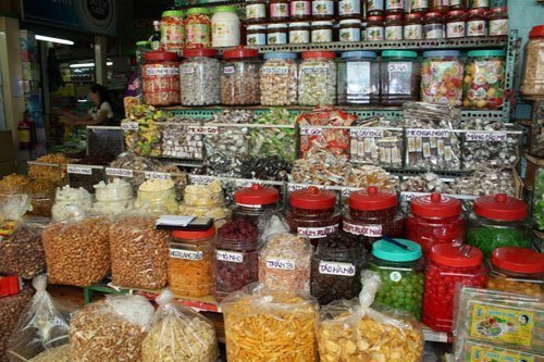 Hàng tết tăng giá, khách mua thờ ơ