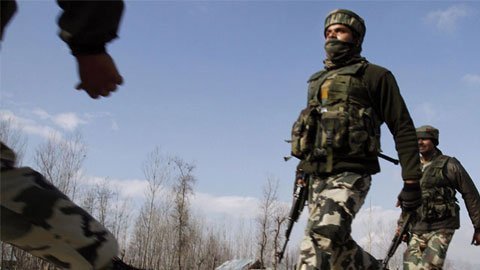 Lính Ấn Độ và Pakistan đấu súng