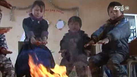 Xem học sinh nhóm lửa trong lớp tránh rét