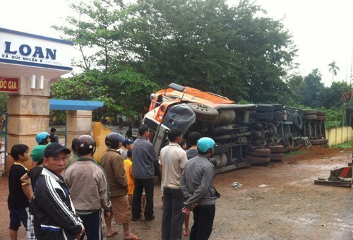 Container lật nhào vào trường học