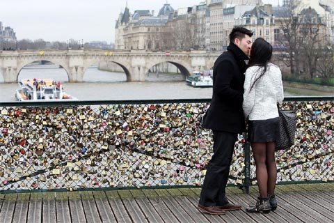 Ngắm cây cầu lãng mạn giữa Paris