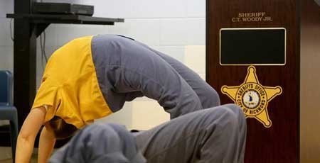 Vào lớp yoga dành cho tù nhân