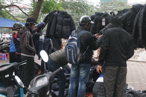 Giá rét, quần áo ấm vỉa hè trúng đậm