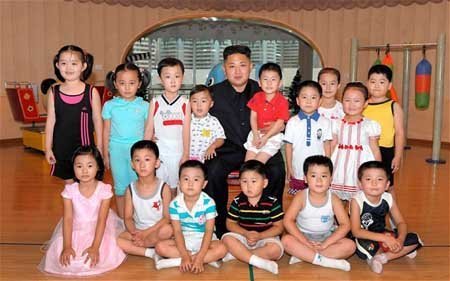 Kim Jong-un phát kẹo cho trẻ em nhân sinh nhật mình