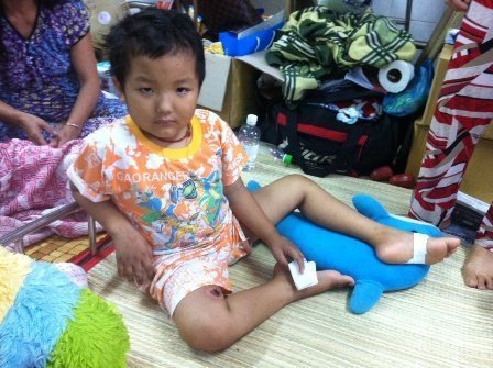 Nhà mình nghèo, tiền đâu chữa bệnh, mẹ cho con về đi!