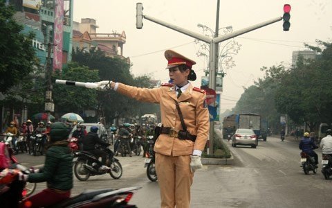 Thêm địa phương điều nữ CSGT xuống phố