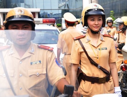 TP.HCM: Nữ CSGT xinh đẹp dẫn đoàn chính khách
