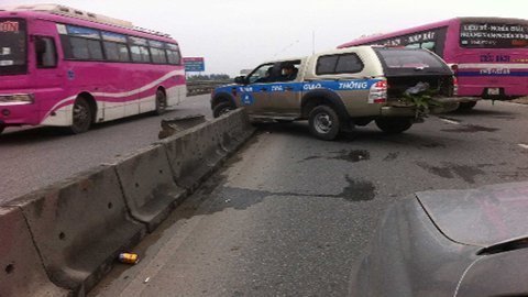Xe Thanh tra giao thông 'xé' dải phân cách đi cho tiện