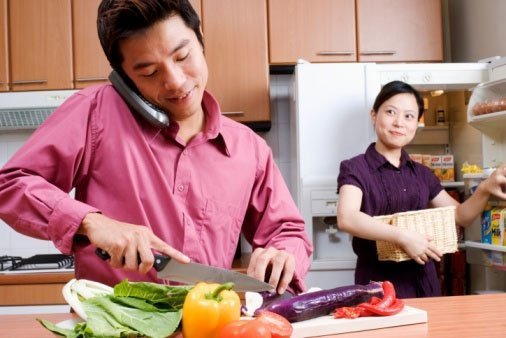 Đàn ông không biết rửa bát là vô trách nhiệm!