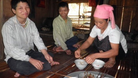 Mẹ kế chăm con tật nguyền chất độc da cam