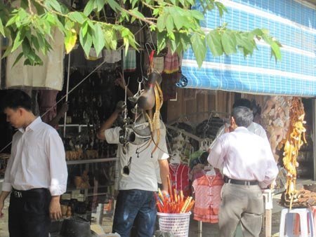 Phố “hàng độc” ở Buôn Đôn
